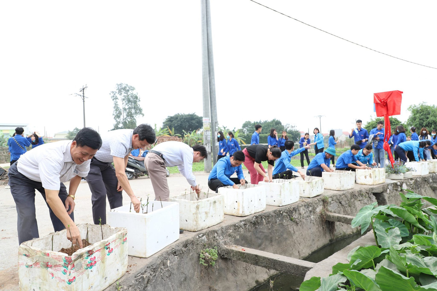 Thực hiện hàng loạt công trình, phần việc trong Ngày Chủ nhật xanh ảnh 6