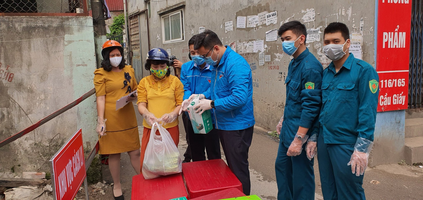 Ấm lòng thanh niên tình nguyện mang nhu yếu phẩm cho người dân bị cách ly ảnh 1