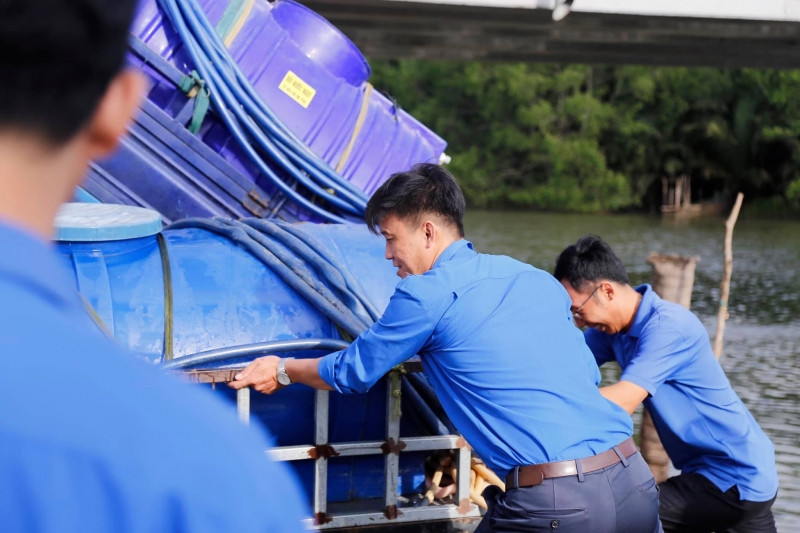 Bạn trẻ Bến Tre chung sức mang nước ngọt 'cứu mặn' cho người dân ảnh 3