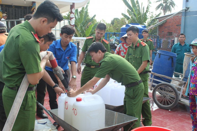 Bạn trẻ Bến Tre chung sức mang nước ngọt 'cứu mặn' cho người dân ảnh 2