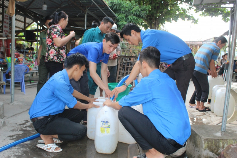 Bạn trẻ Bến Tre chung sức mang nước ngọt 'cứu mặn' cho người dân ảnh 4