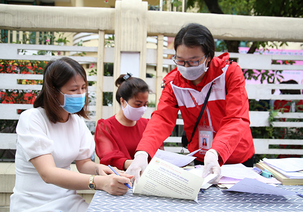 Bạn trẻ Thủ đô 'chia lửa' với quân đội, y tế tiếp sức người cách ly ảnh 1