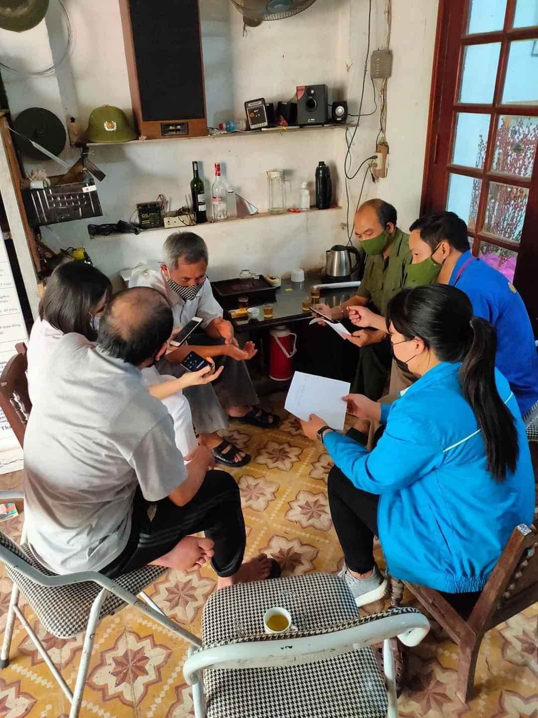 Băng rừng, lội suối hỗ trợ người dân khai báo y tế ảnh 1