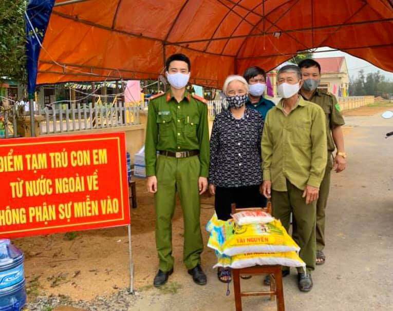 Cụ ông 89 tuổi mang gạo, rau và 20.000 đồng ủng hộ chống COVID-19 ở khu cách ly Hà Tĩnh ảnh 3