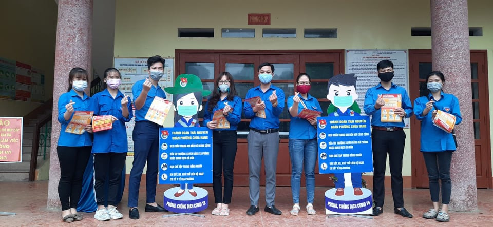 Băng rừng, lội suối hỗ trợ người dân khai báo y tế ảnh 2