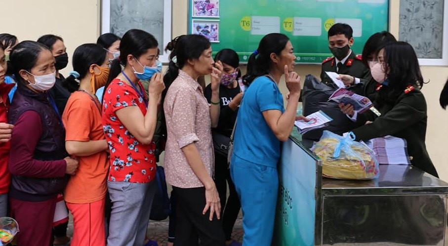 Tặng khẩu trang cho bệnh nhân Bệnh viện Việt Đức ảnh 2