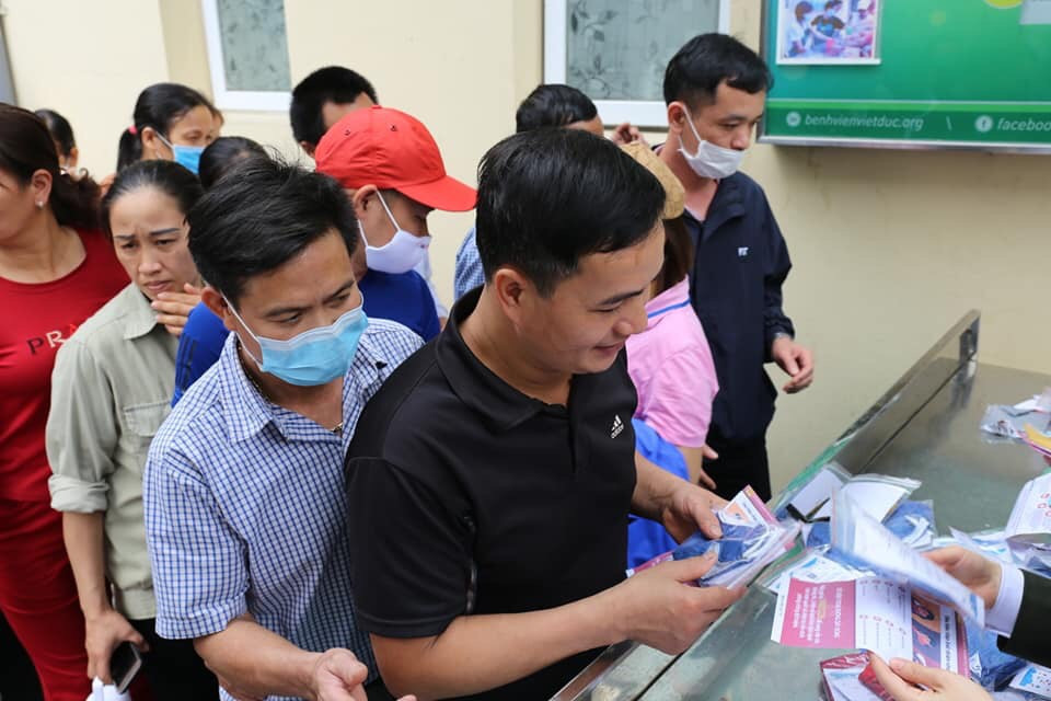 Tặng khẩu trang cho bệnh nhân Bệnh viện Việt Đức ảnh 3