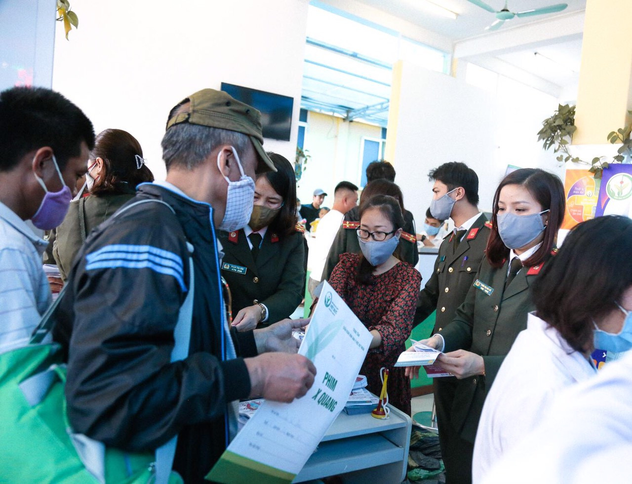 Tặng khẩu trang cho bệnh nhân Bệnh viện Việt Đức ảnh 1