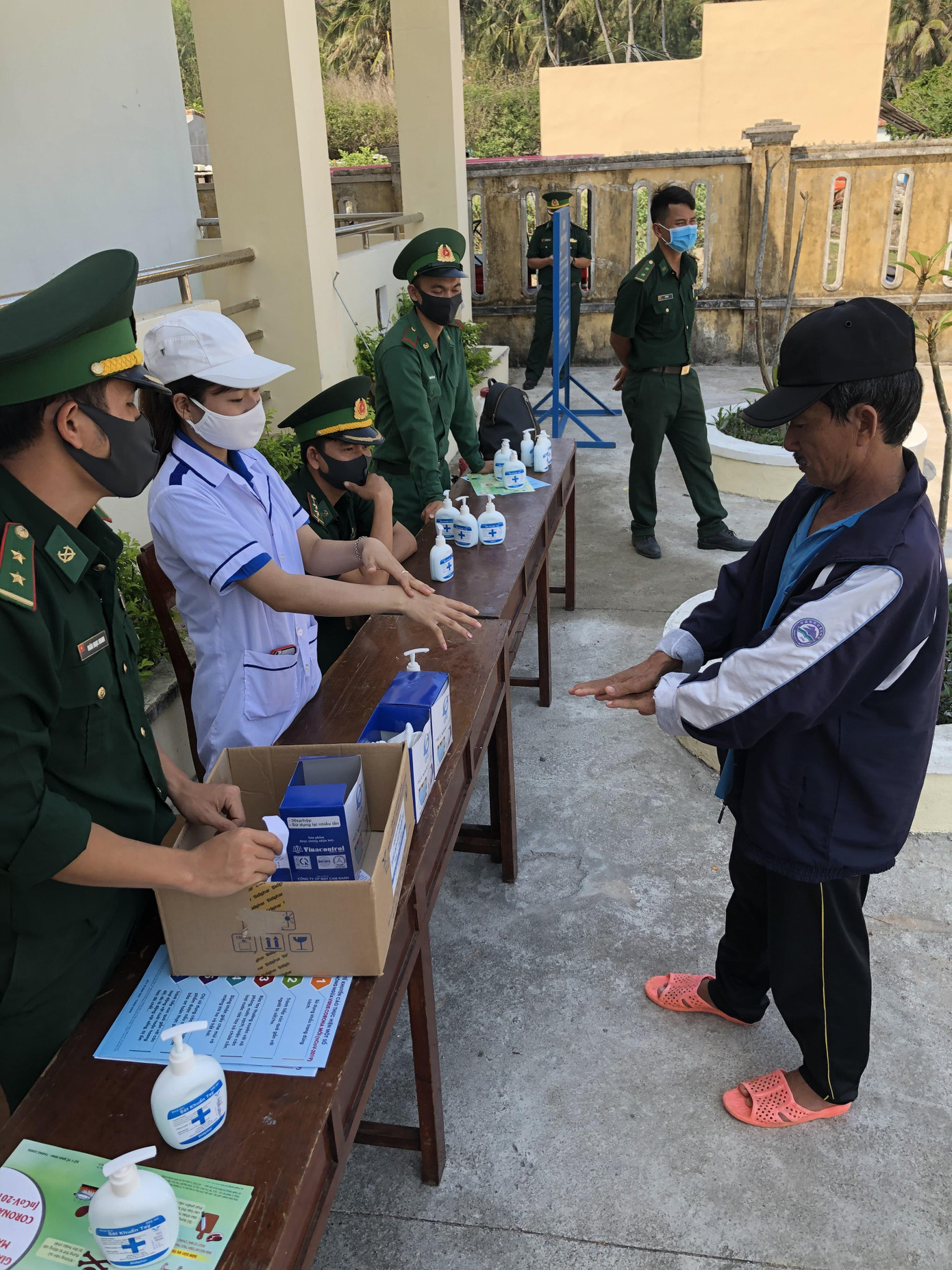 Tuổi trẻ Bình Định sôi nổi với chương trình 'Tháng ba biên giới' ảnh 2