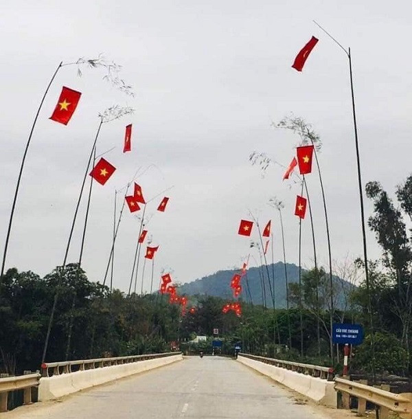  Những con đường rợp cờ đỏ sao vàng ở Nghệ An ảnh 2