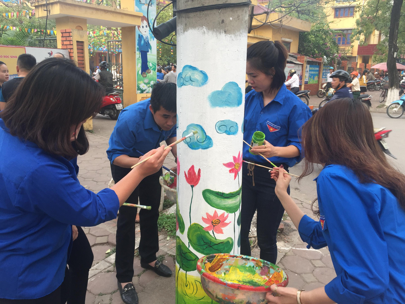 Đoàn viên thanh niên 'thay áo mới' cho cột điện ảnh 6