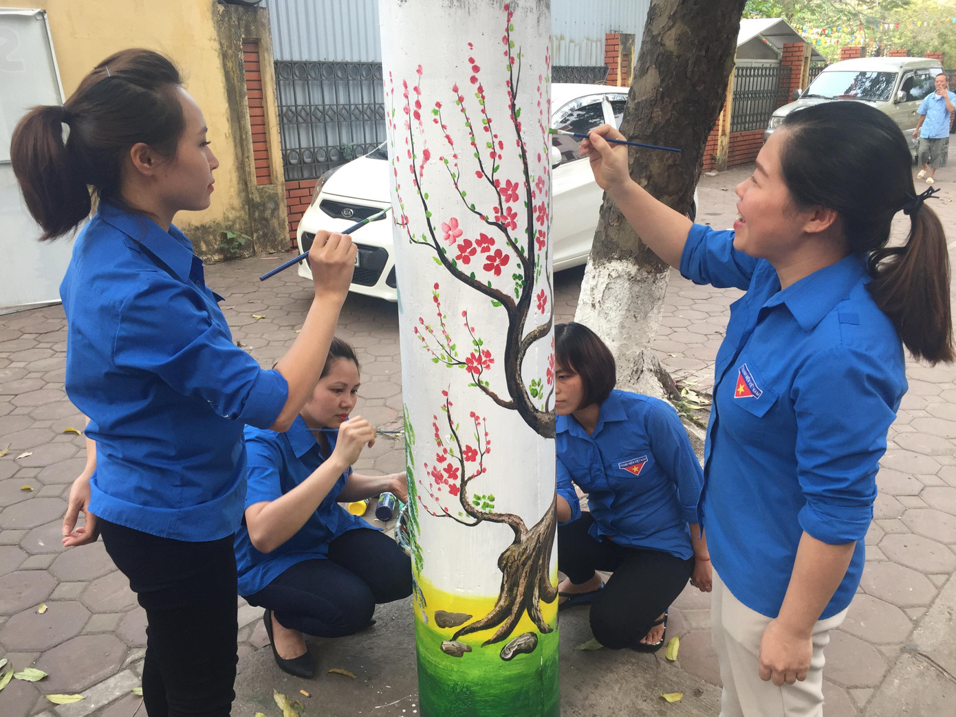 Đoàn viên thanh niên 'thay áo mới' cho cột điện ảnh 1