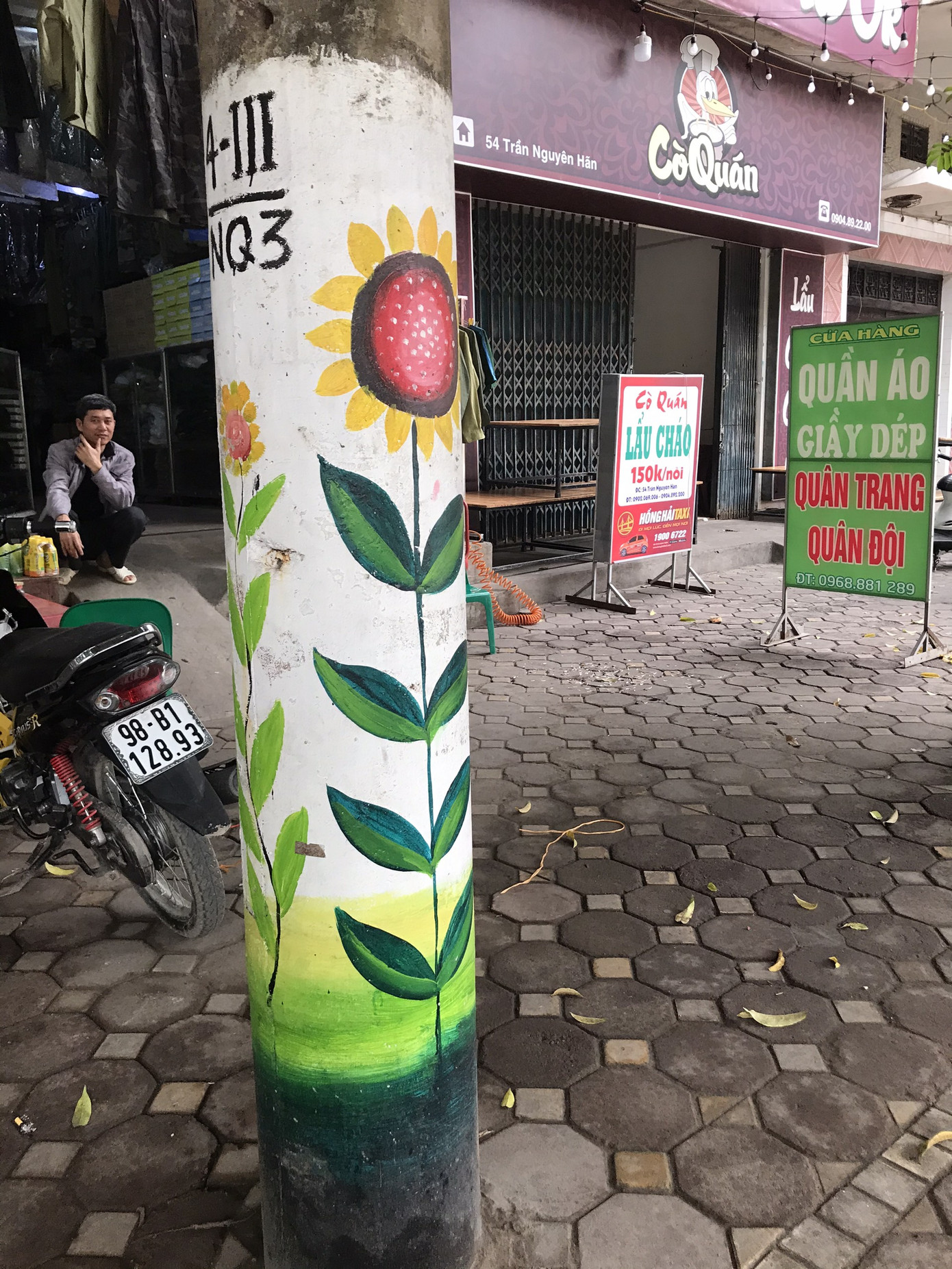 Đoàn viên thanh niên 'thay áo mới' cho cột điện ảnh 5