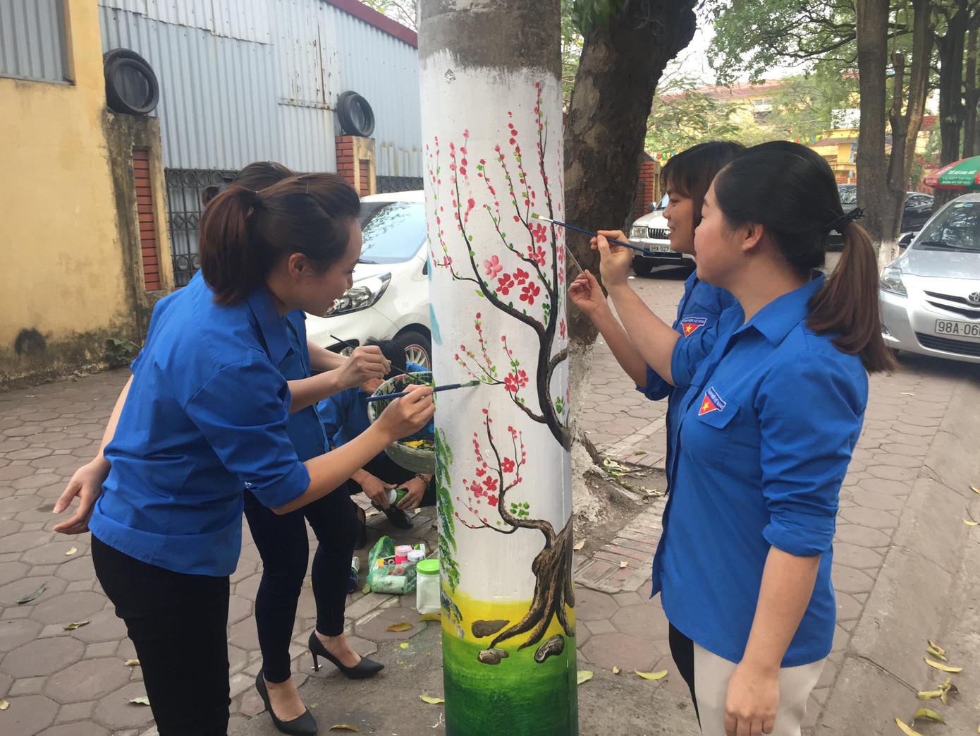 Đoàn viên thanh niên 'thay áo mới' cho cột điện ảnh 2