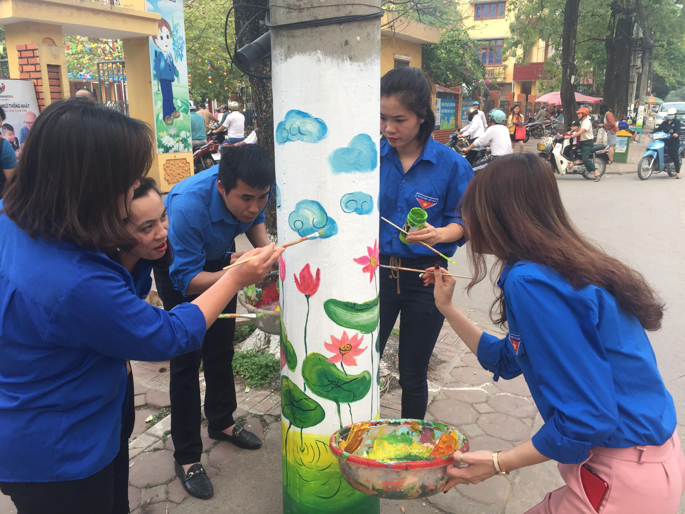 Đoàn viên thanh niên 'thay áo mới' cho cột điện ảnh 8