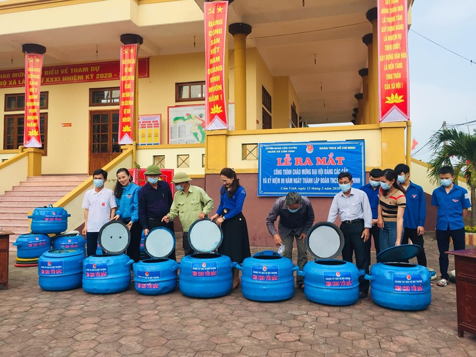 ‘Phù phép’ rác thải nhựa thành bồn hoa, thùng đựng rác ảnh 2