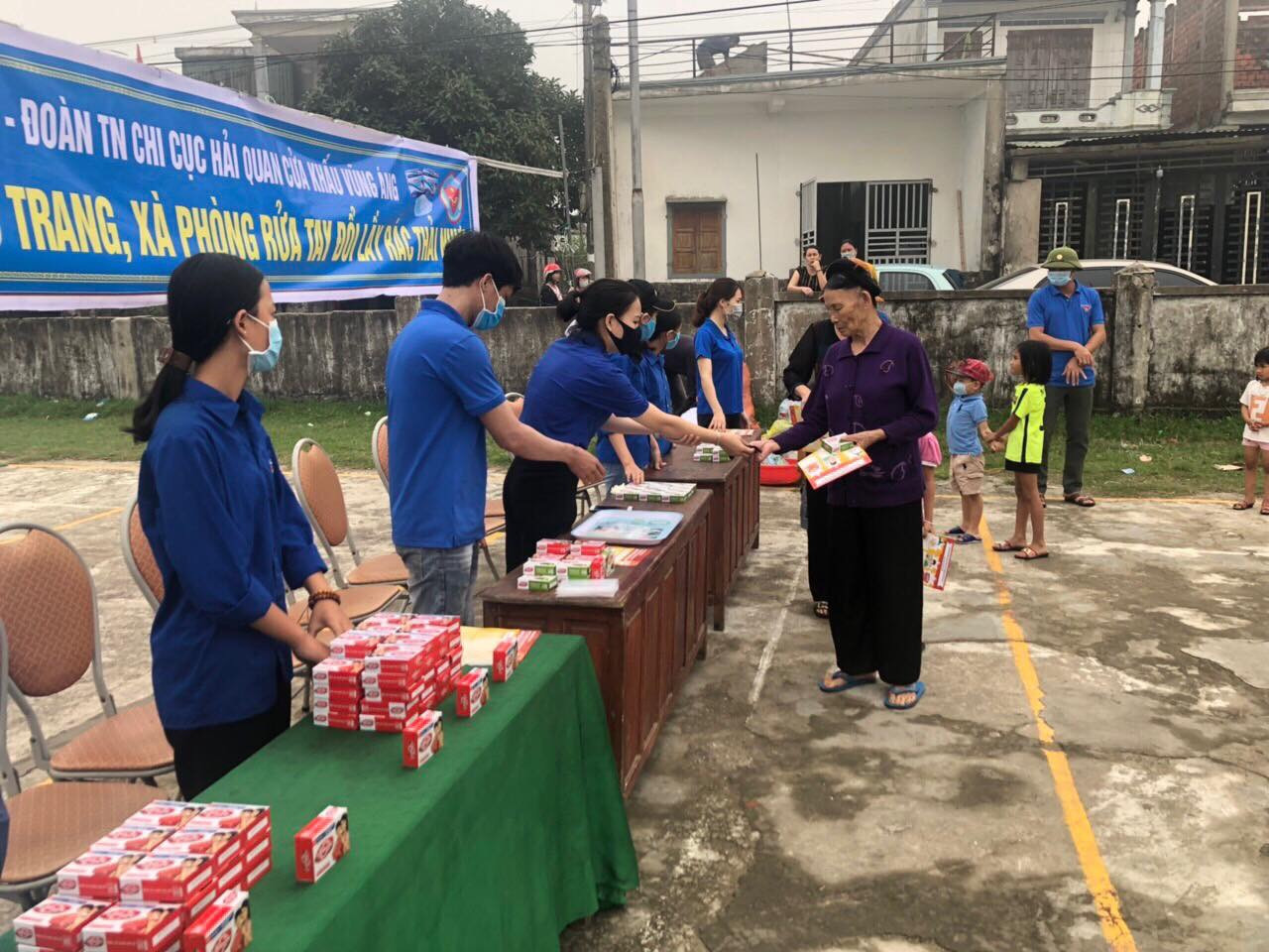 Đổi rác thải nhựa lấy khẩu trang, xà phòng ảnh 8