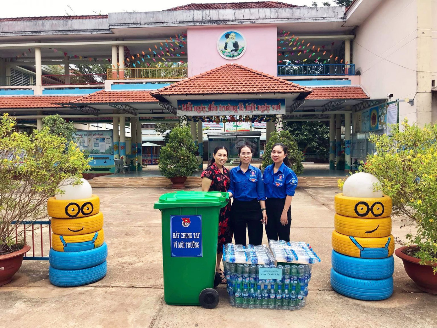 ‘Phù phép’ rác thải nhựa thành bồn hoa, thùng đựng rác ảnh 1