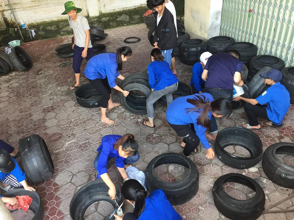 ‘Phù phép’ rác thải nhựa thành bồn hoa, thùng đựng rác ảnh 3