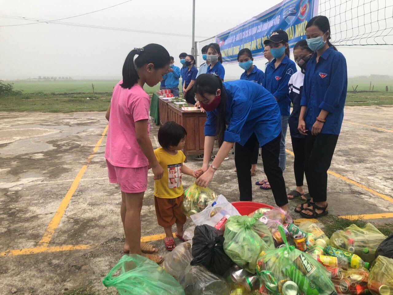 Đổi rác thải nhựa lấy khẩu trang, xà phòng ảnh 2