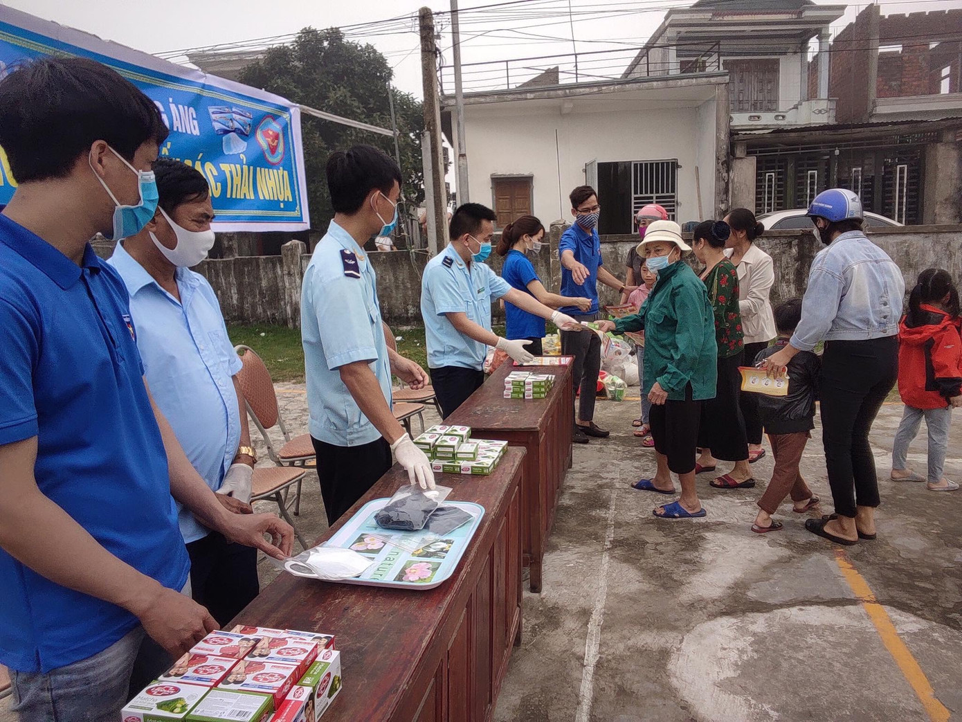 Đổi rác thải nhựa lấy khẩu trang, xà phòng ảnh 3