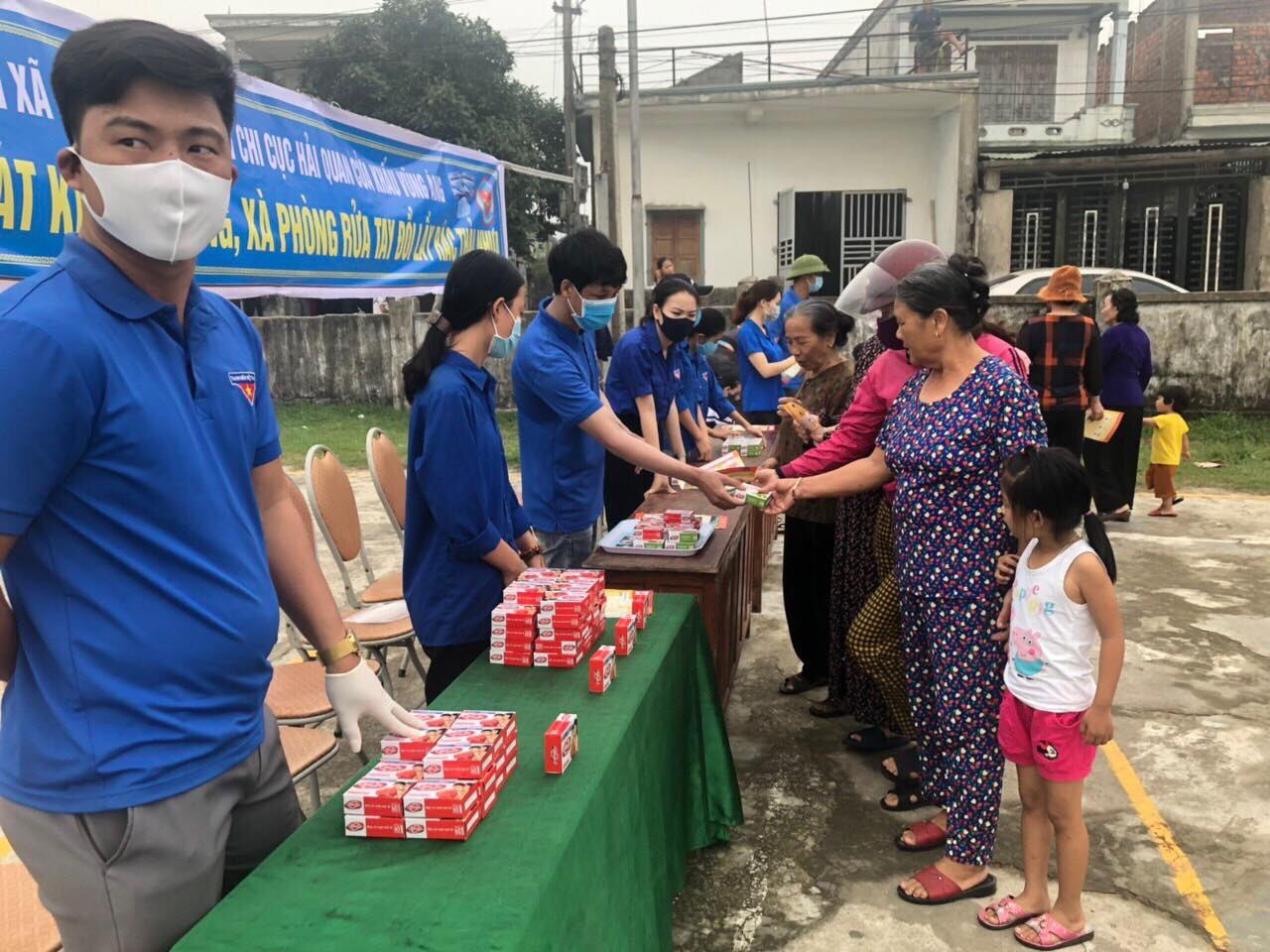 Đổi rác thải nhựa lấy khẩu trang, xà phòng ảnh 4