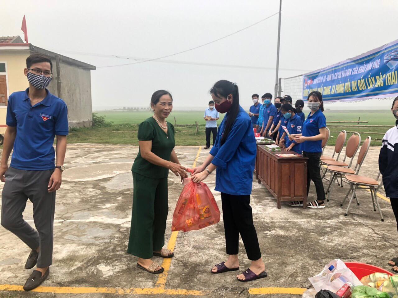 Đổi rác thải nhựa lấy khẩu trang, xà phòng ảnh 7