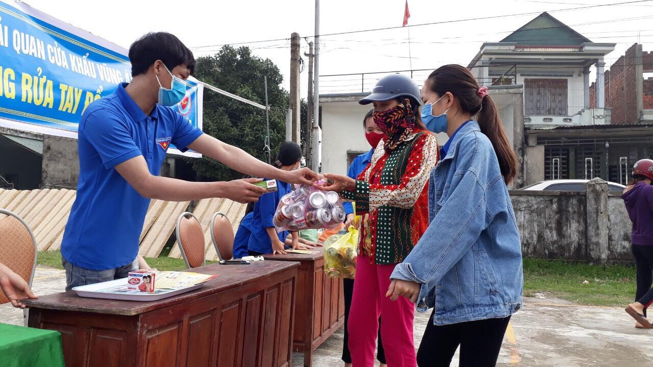 Đổi rác thải nhựa lấy khẩu trang, xà phòng ảnh 5