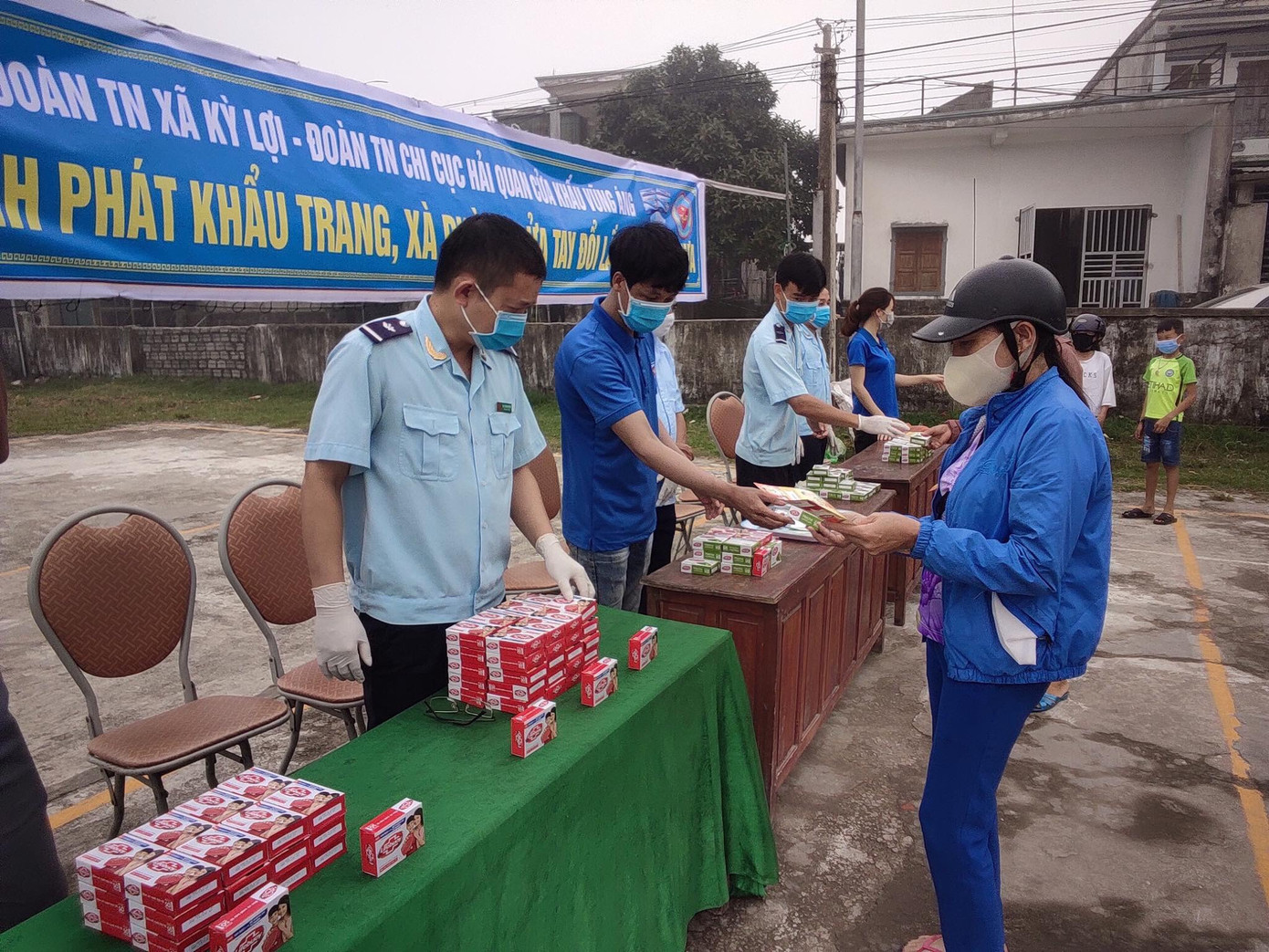 Đổi rác thải nhựa lấy khẩu trang, xà phòng ảnh 1