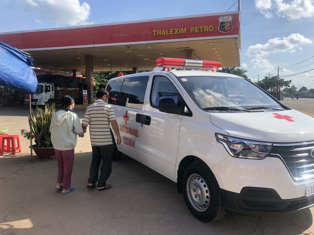 Ông Đoàn Ngọc Hải mua xe cứu thương, tự cầm lái chở bệnh nhân nghèo về quê miễn phí ảnh 2