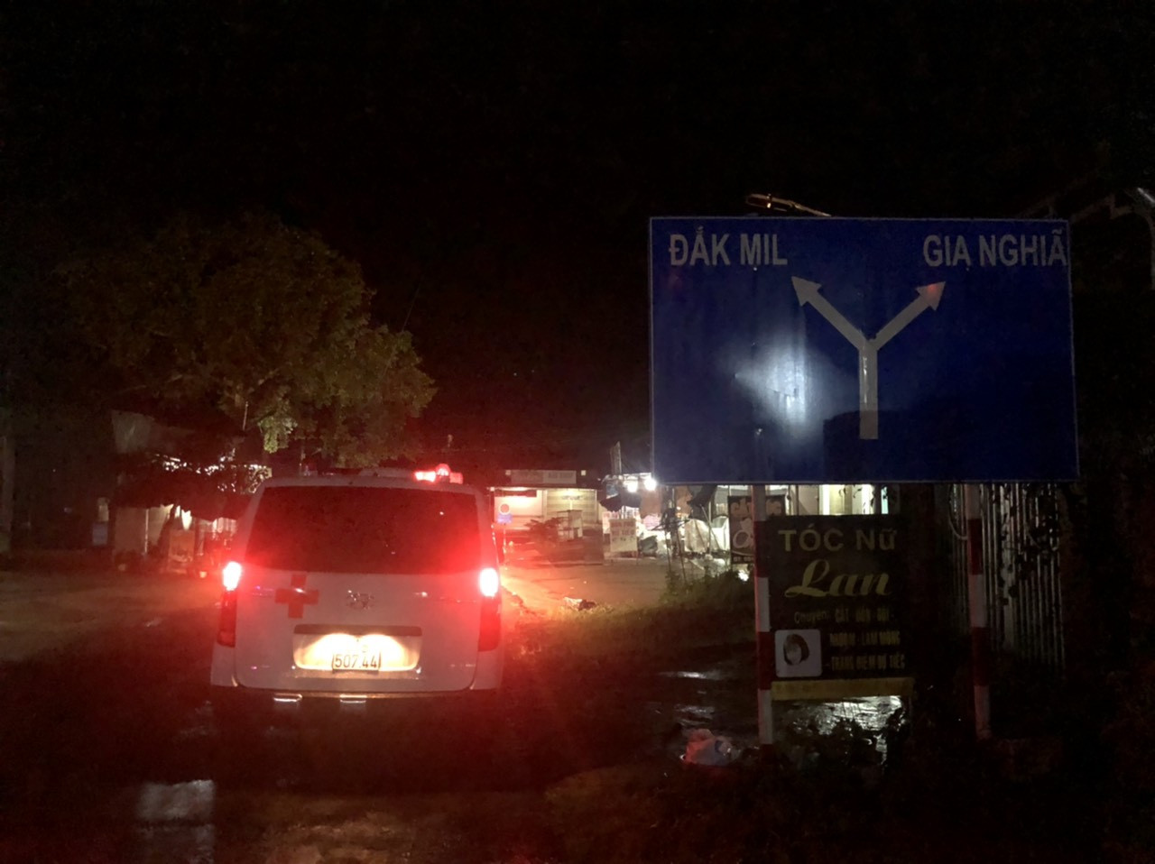 Ông Đoàn Ngọc Hải mua xe cứu thương, tự cầm lái chở bệnh nhân nghèo về quê miễn phí ảnh 4