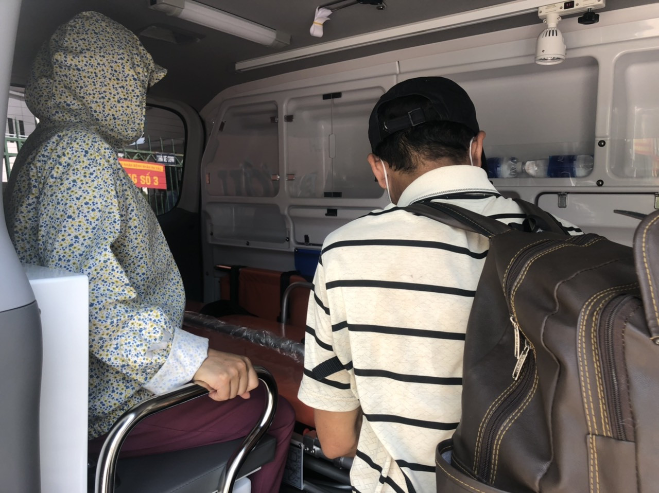 Ông Đoàn Ngọc Hải mua xe cứu thương, tự cầm lái chở bệnh nhân nghèo về quê miễn phí ảnh 1