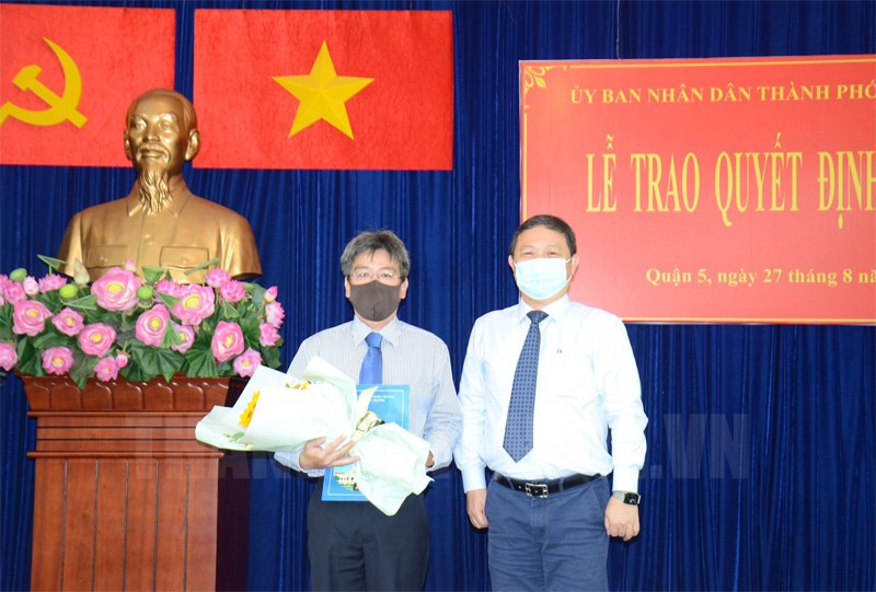 Phê chuẩn nhiều nhân sự lãnh đạo cấp quận ở TPHCM ảnh 2