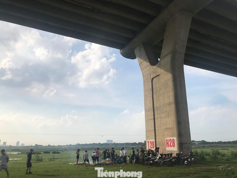 Yêu cầu kiểm tra việc thu phí người dân xuống bãi cỏ ven sông Hồng ảnh 3