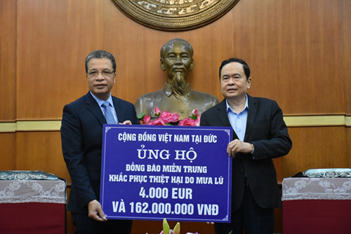Kiều bào đóng góp hơn 40 tỷ đồng hỗ trợ đồng bào miền Trung ảnh 1