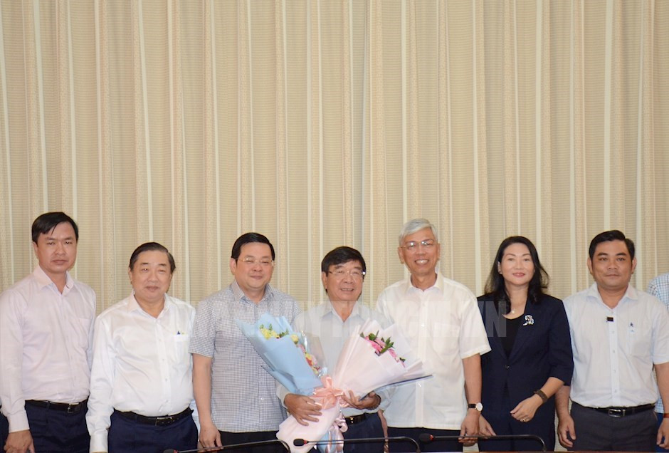 Nhiều cán bộ lãnh đạo ở TPHCM nghỉ hưu ảnh 1