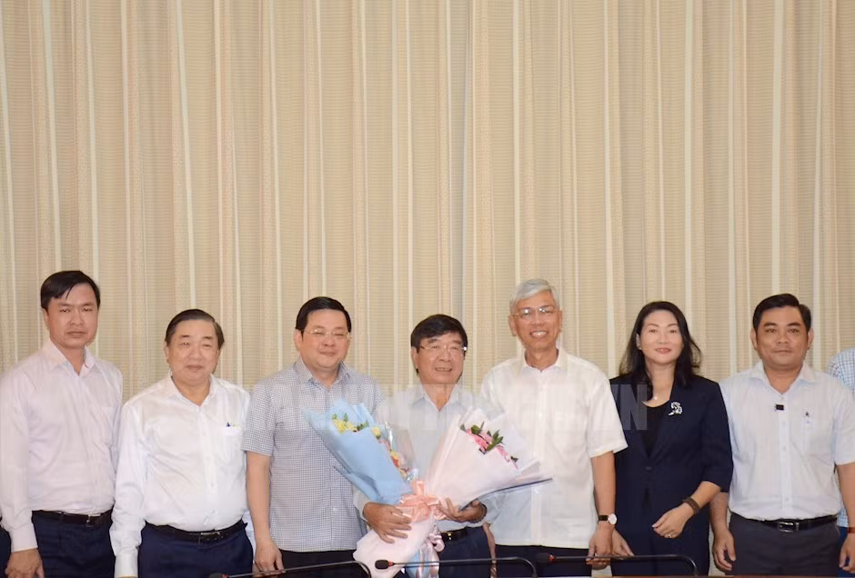 Nhiều cán bộ lãnh đạo ở TPHCM nghỉ hưu ảnh 1