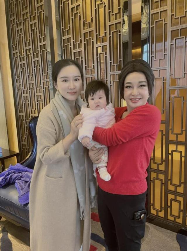 Lưu Hiểu Khánh gây ‘sốc’ với gương mặt khác lạ ở tuổi 66 ảnh 2