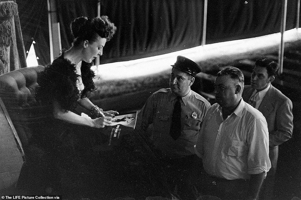 Loạt ảnh hiếm về một chuyến lưu diễn của ‘vũ nữ thoát y nổi tiếng nhất thế giới’ ảnh 20