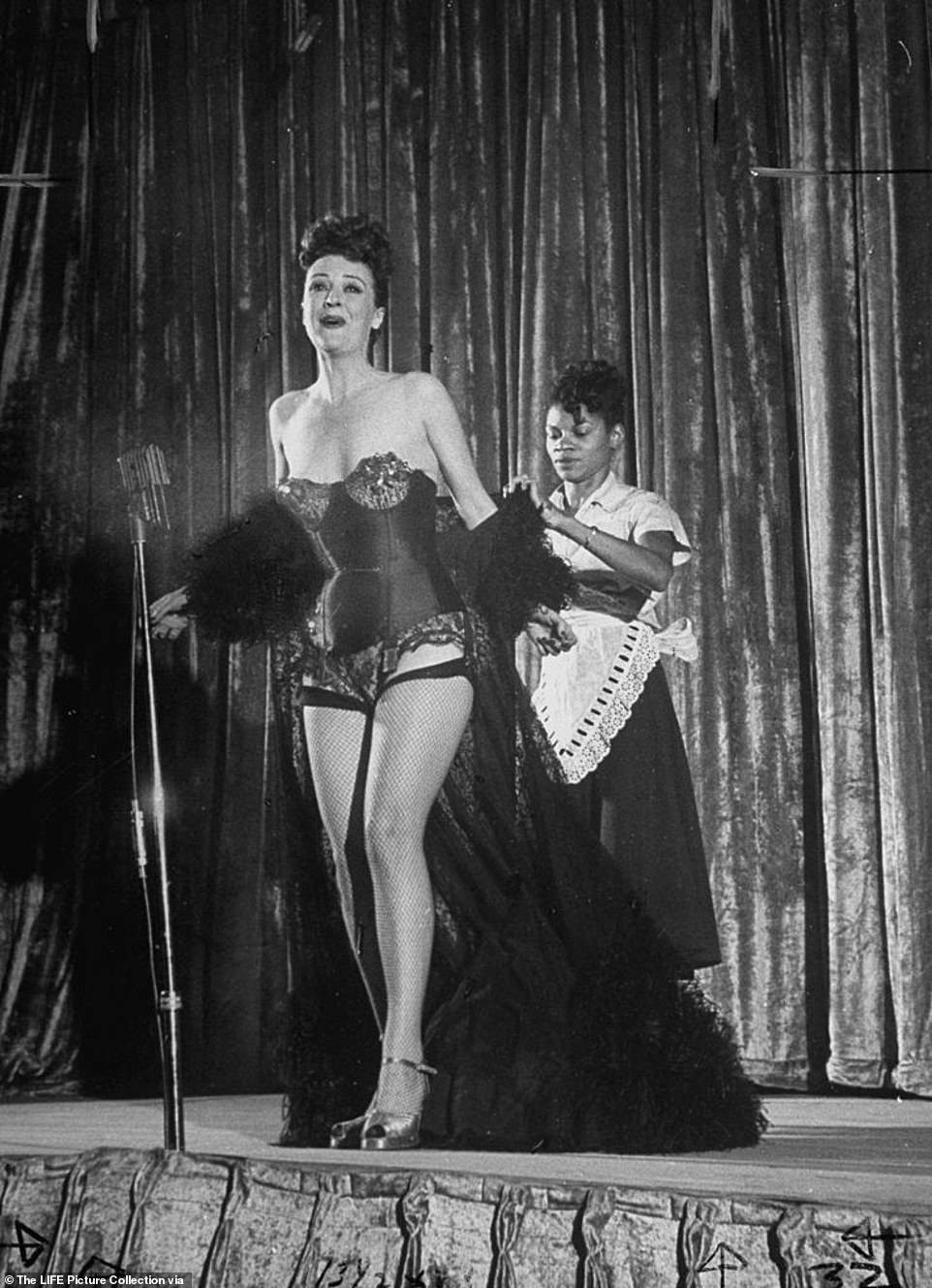Loạt ảnh hiếm về một chuyến lưu diễn của ‘vũ nữ thoát y nổi tiếng nhất thế giới’ ảnh 28