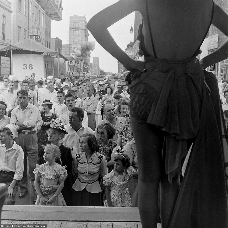 Loạt ảnh hiếm về một chuyến lưu diễn của ‘vũ nữ thoát y nổi tiếng nhất thế giới’ ảnh 5