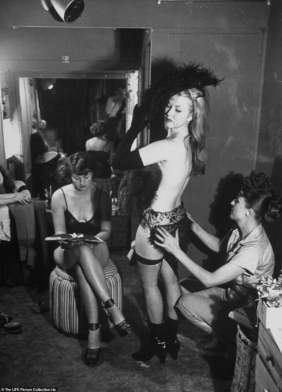 Loạt ảnh hiếm về một chuyến lưu diễn của ‘vũ nữ thoát y nổi tiếng nhất thế giới’ ảnh 17