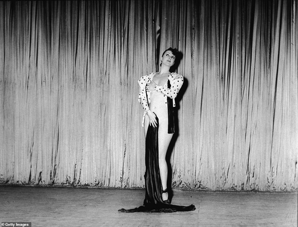 Loạt ảnh hiếm về một chuyến lưu diễn của ‘vũ nữ thoát y nổi tiếng nhất thế giới’ ảnh 23