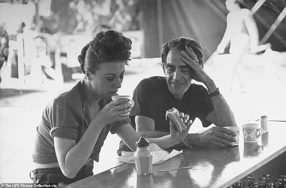 Loạt ảnh hiếm về một chuyến lưu diễn của ‘vũ nữ thoát y nổi tiếng nhất thế giới’ ảnh 15