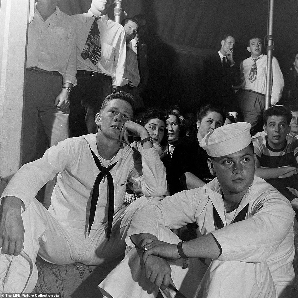 Loạt ảnh hiếm về một chuyến lưu diễn của ‘vũ nữ thoát y nổi tiếng nhất thế giới’ ảnh 19