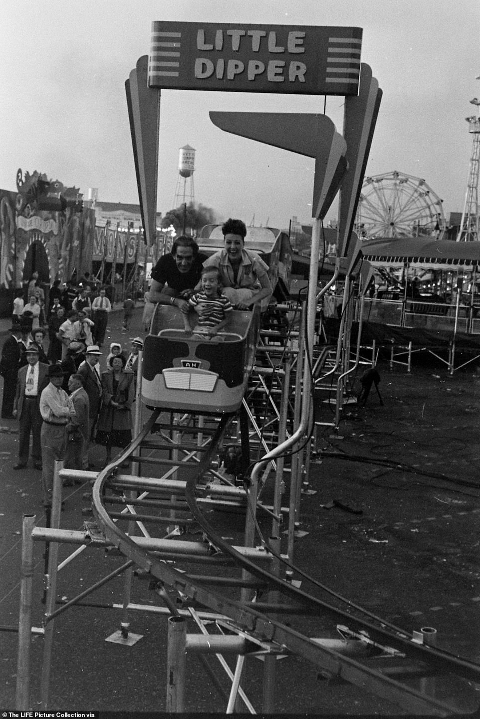 Loạt ảnh hiếm về một chuyến lưu diễn của ‘vũ nữ thoát y nổi tiếng nhất thế giới’ ảnh 13