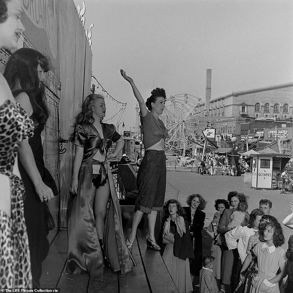 Loạt ảnh hiếm về một chuyến lưu diễn của ‘vũ nữ thoát y nổi tiếng nhất thế giới’ ảnh 3