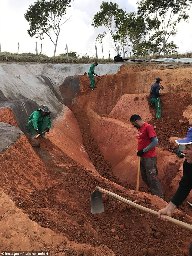 Tác phẩm điêu khắc khổng lồ về ‘vùng kín’ của phụ nữ gây phẫn nộ ảnh 3