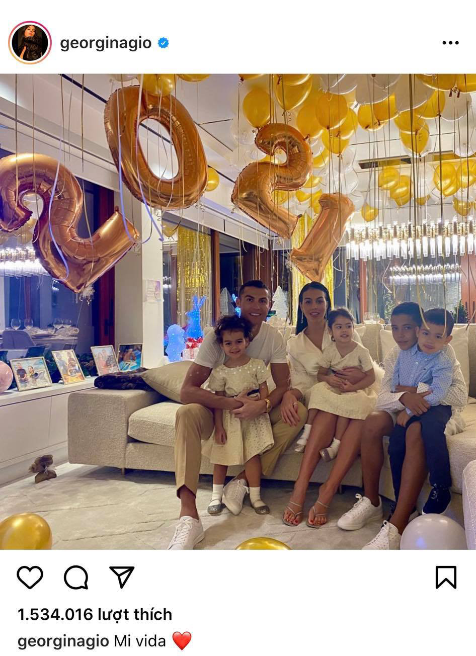 Sao quốc tế đón 2021: Stella Maxwell bán nude giữa tuyết, Ronaldo bên gia đình ảnh 12