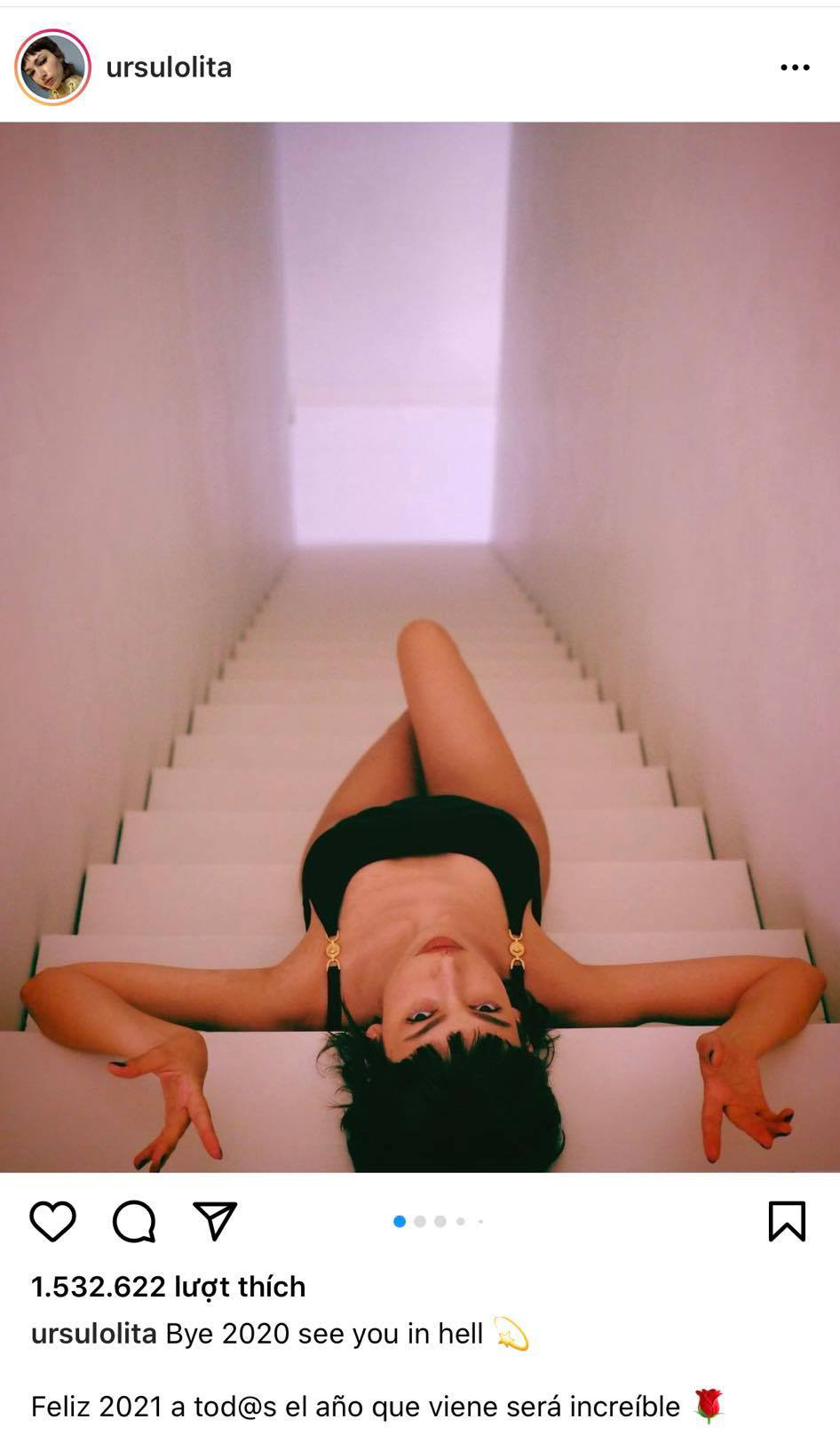 Sao quốc tế đón 2021: Stella Maxwell bán nude giữa tuyết, Ronaldo bên gia đình ảnh 9